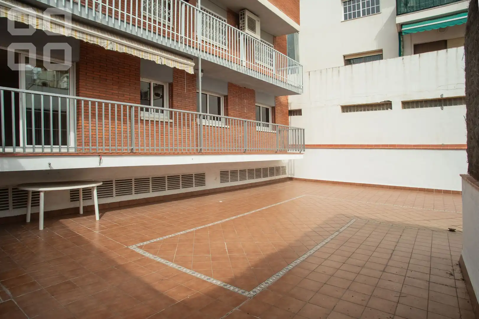 Vista exterior de Piso en venta en L'Hospitalet de Llobregat con Parquet, Terraza y Balcón