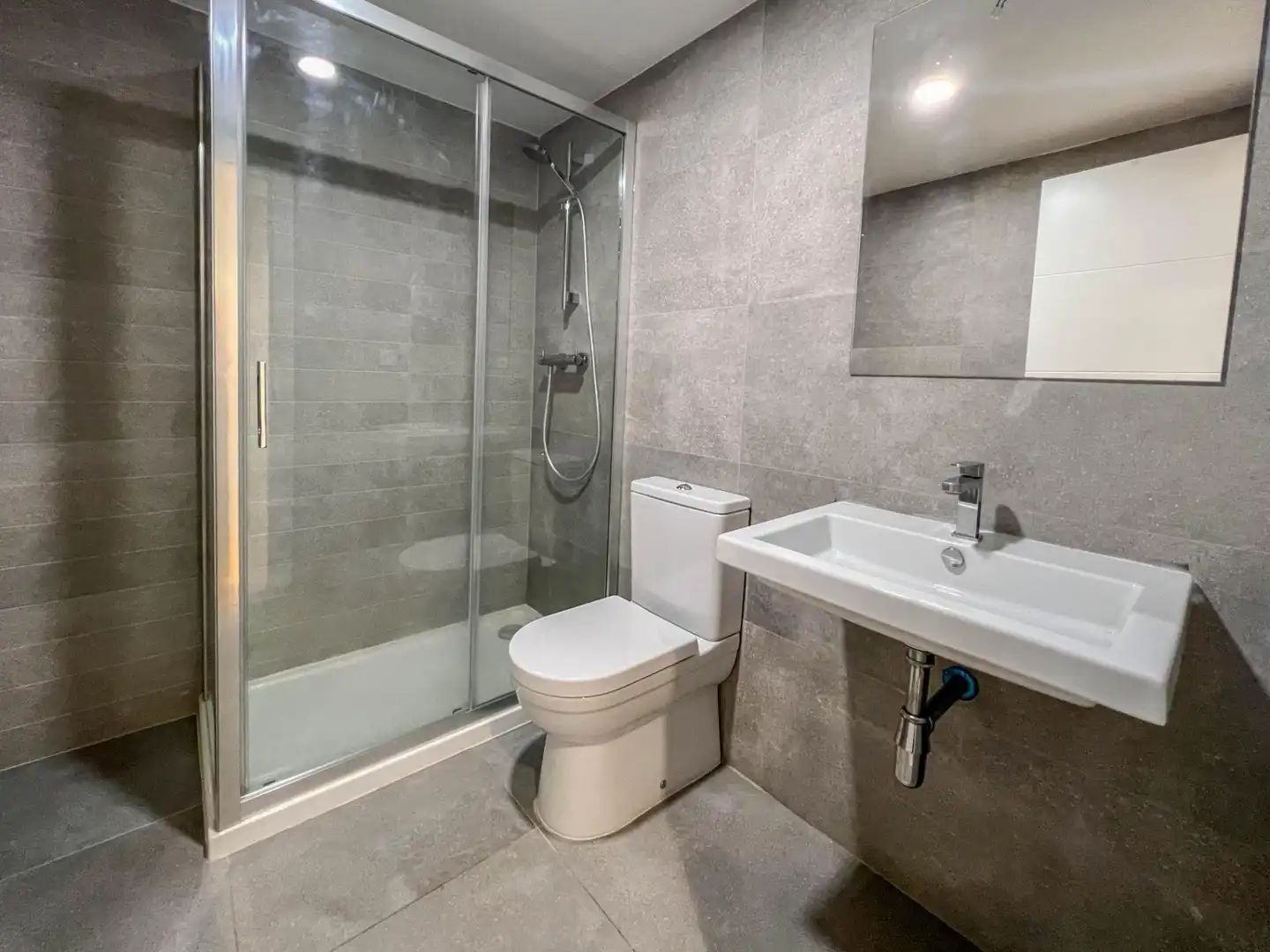 Bathroom of Flat for sale in Valencia  with Air Conditioner, Heating and Private garden