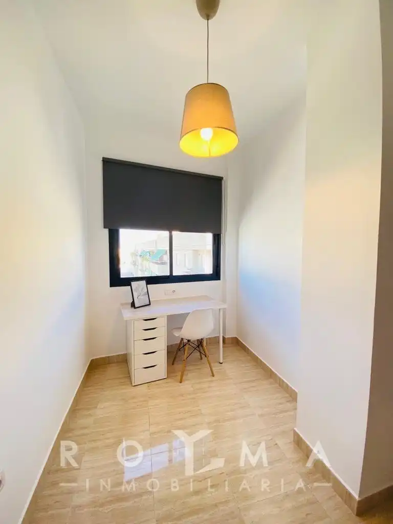 Schlafzimmer von Wohnung zur Miete in Dos Hermanas mit Klimaanlage, Abstellraum und Balkon