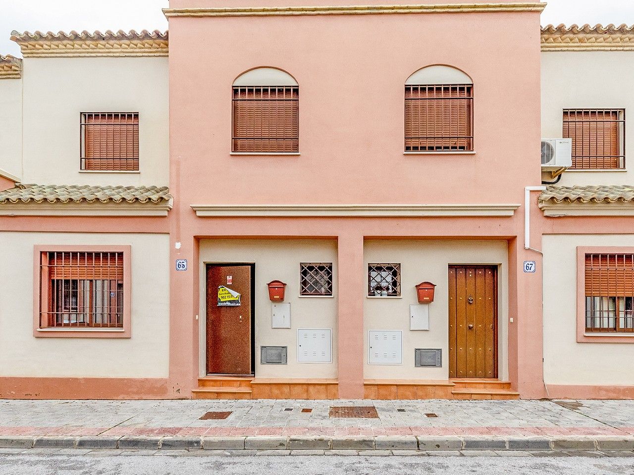 Vista exterior de Casa adosada en venda en Utrera