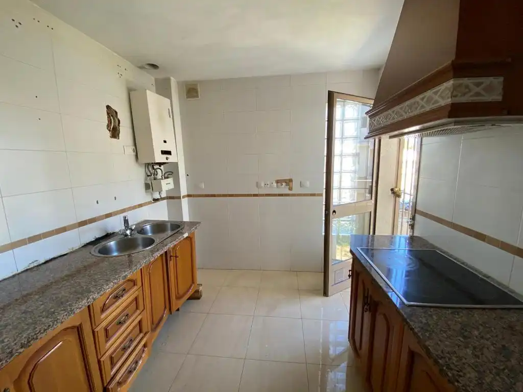Cuina de Casa adosada en venda en La Palma del Condado amb Terrassa