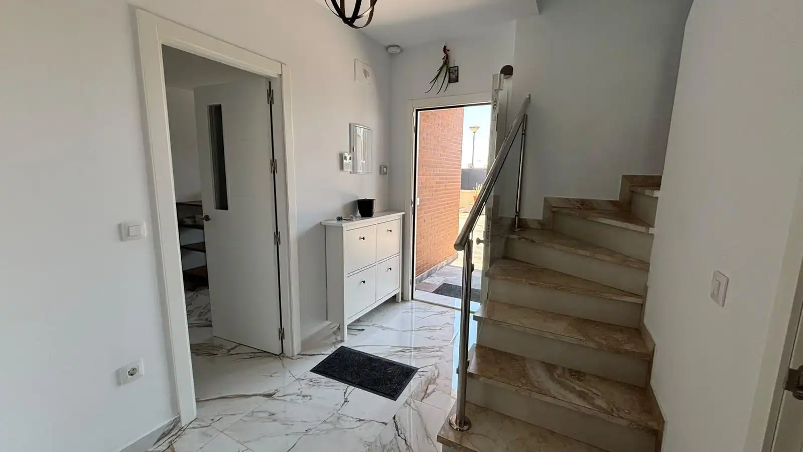 Casa adosada en venda en Huévar del Aljarafe amb Aire condicionat, Traster i Alarma