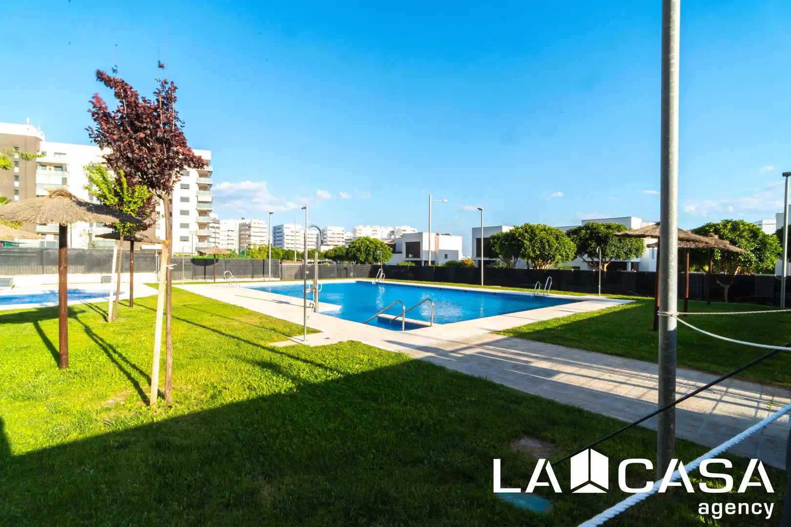 Schwimmbecken von Wohnung zum Verkauf in Dos Hermanas mit Klimaanlage, Terrasse und Abstellraum