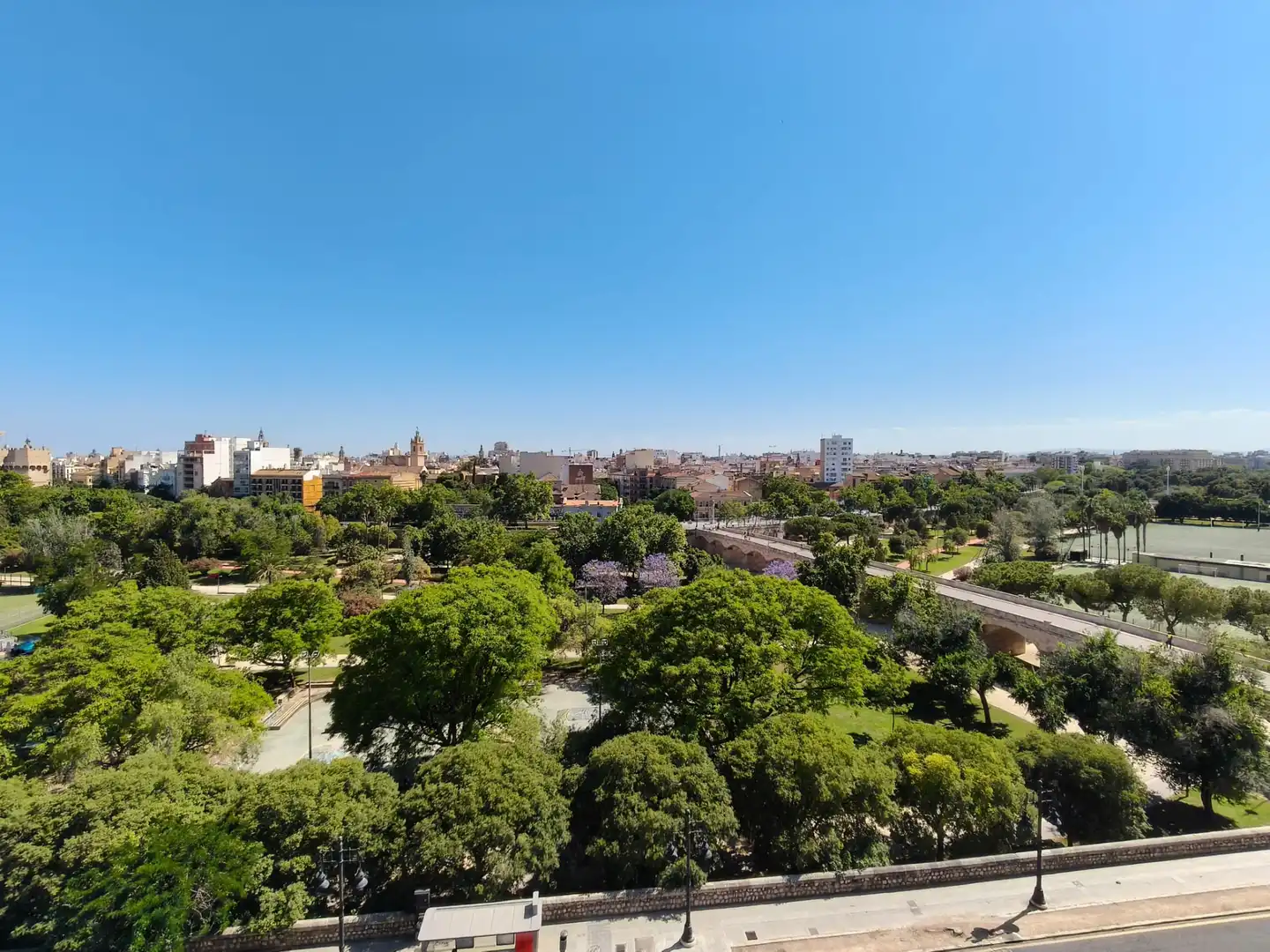 Vista exterior de Pis de lloguer en Valencia amb Terrassa i Balcó