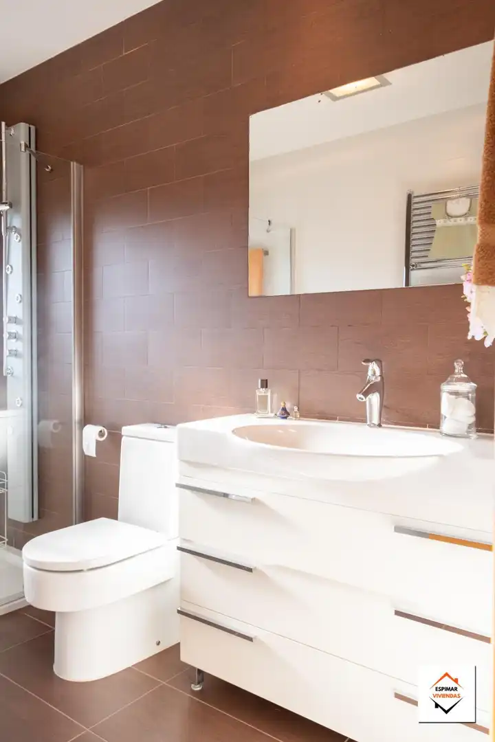 Badezimmer von Einfamilien-Reihenhaus zum Verkauf in Villanueva de Gállego mit Heizung, Privatgarten und Terrasse