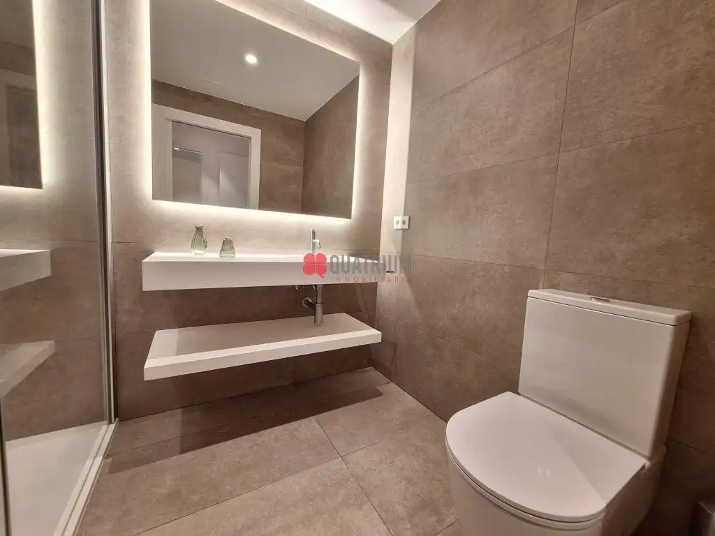 Baño de Piso de alquiler en Santiago de Compostela  con Calefacción, Terraza y Amueblado