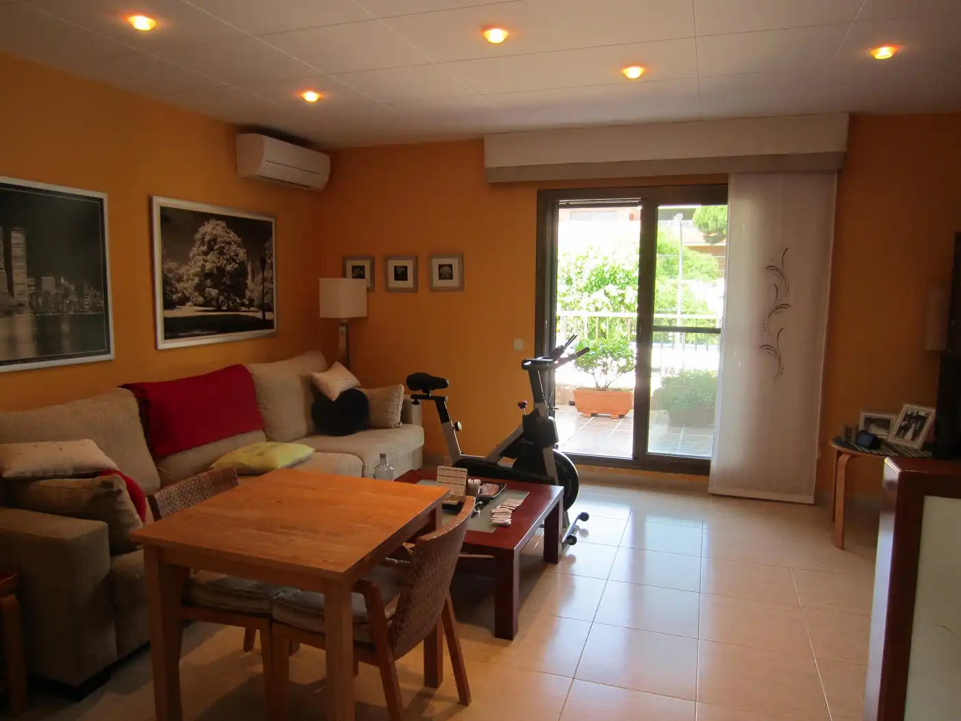 Sala d'estar de Local en venda en Castelldefels amb Aire condicionat, Calefacció i Terrassa