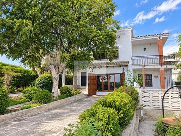 Casa amb piscina en venda a Banyeres del Penedès