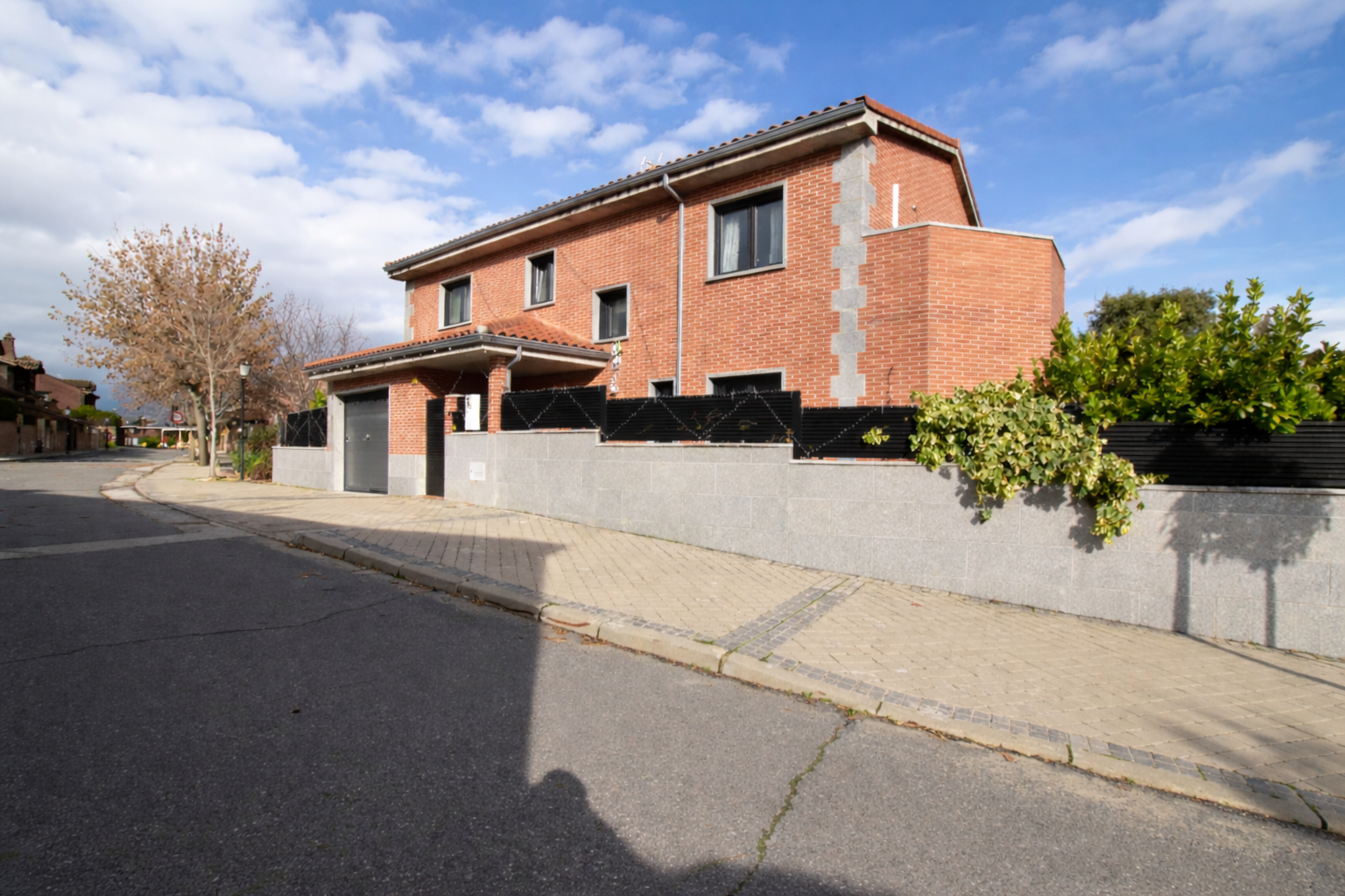 Vista exterior de Casa o xalet en venda en Guadalix de la Sierra amb Aire condicionat, Calefacció i Traster