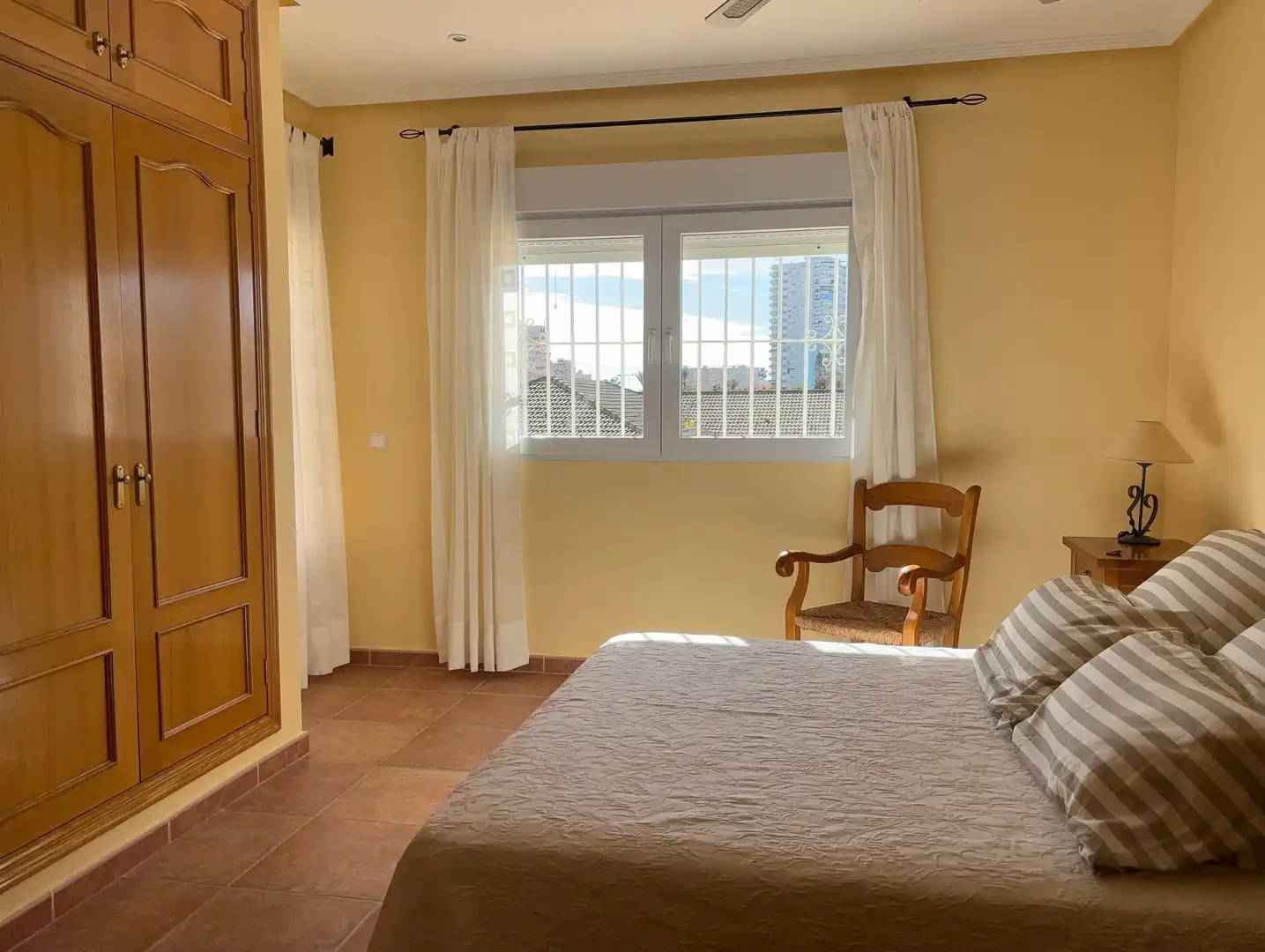 Schlafzimmer von Erdgeschoss zum Verkauf in La Manga del Mar Menor mit Klimaanlage, Privatgarten und Schwimmbad