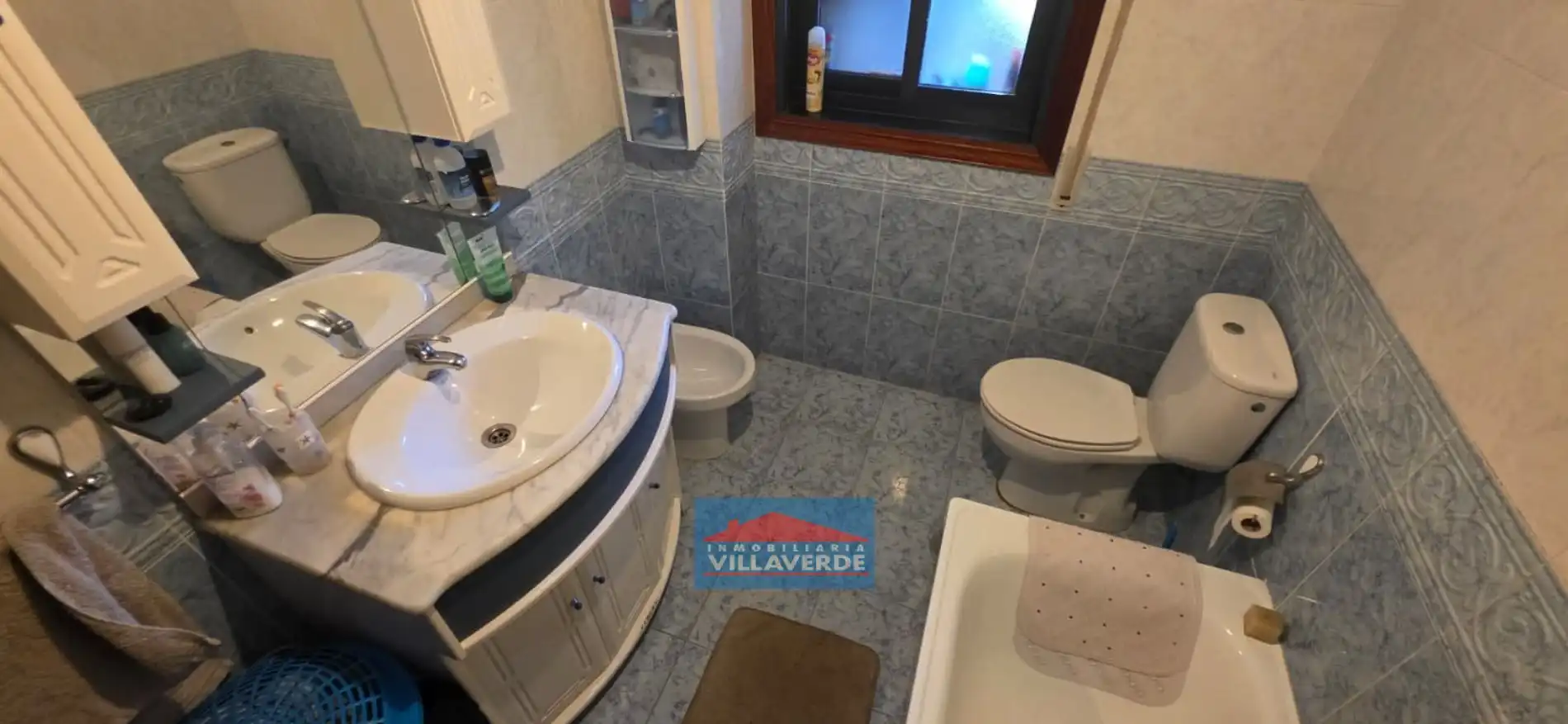 Baño de Piso en venta en Cangas  con Calefacción, Trastero y Amueblado