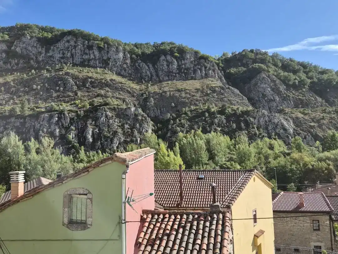 Vista exterior de Pis en venda en La Pola de Gordón 