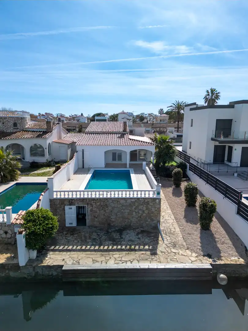 Casa con piscina en venta en Carrer Noguera, imagen 3
