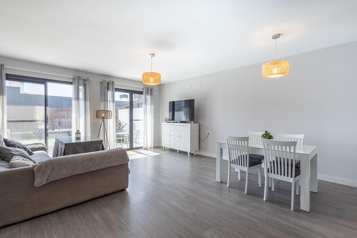 Wohnzimmer von Einfamilien-Reihenhaus zum Verkauf in  Granada Capital mit Privatgarten und Terrasse
