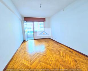 Sala d'estar de Pis en venda en Vigo  amb Parquet i Terrassa