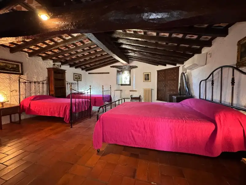 Habitación de Finca rústica en venta en Ullastret con Aire acondicionado, Calefacción y Jardín privado