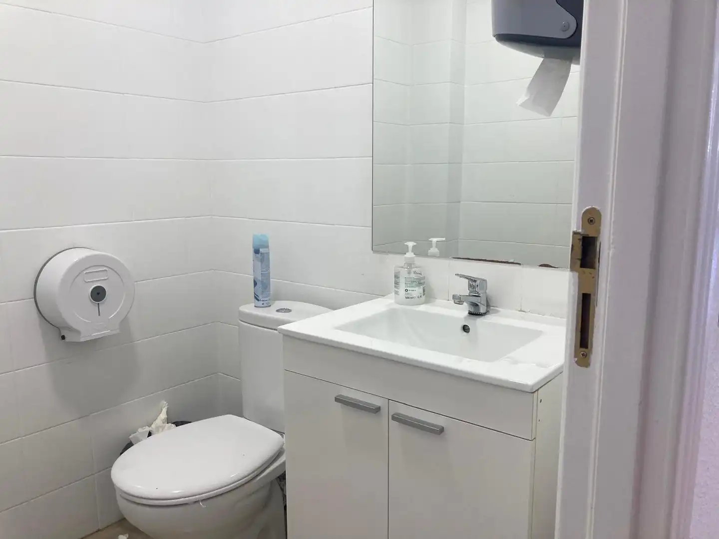 Badezimmer von Büro zur Miete in Madrid mit Heizung und Möbliert