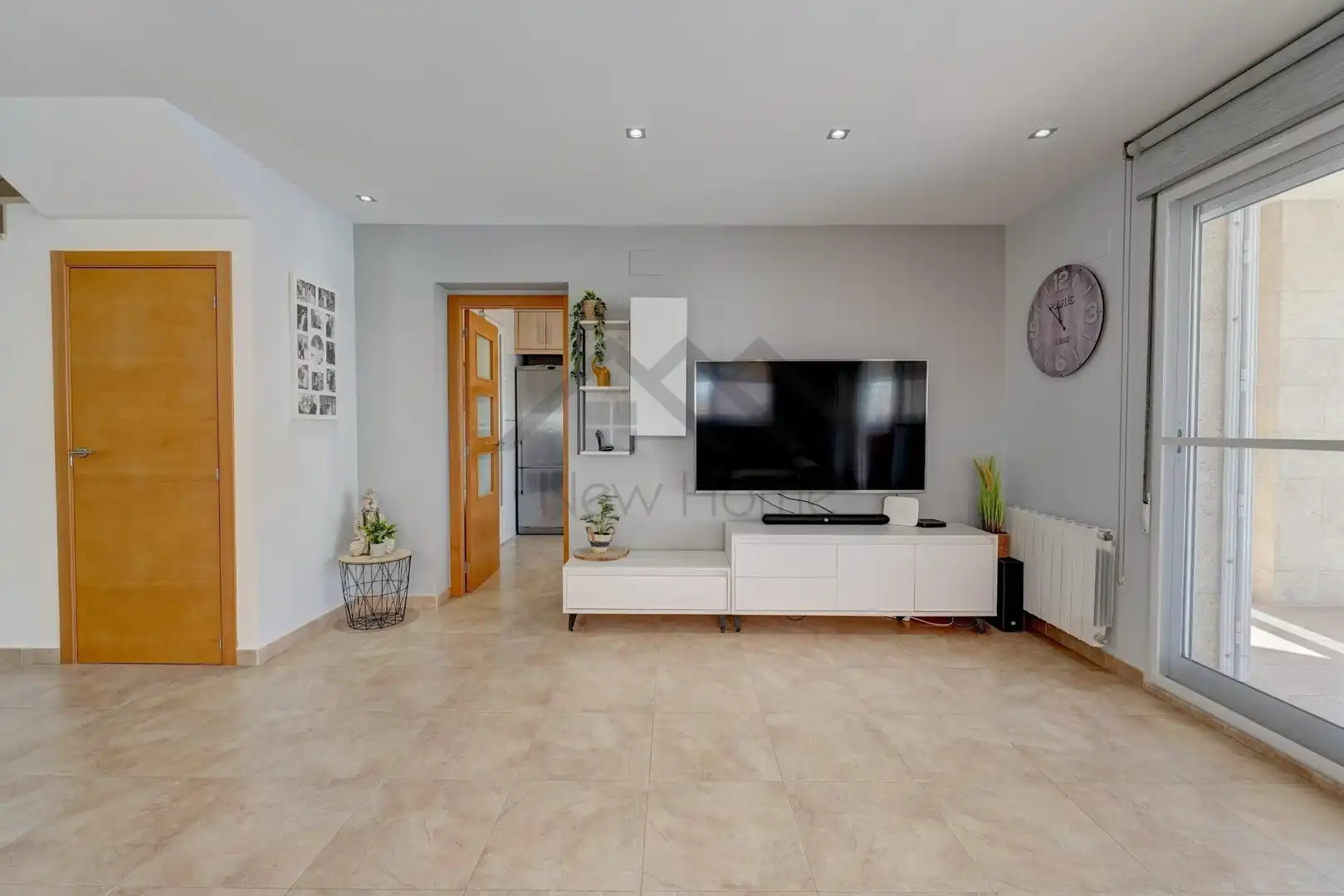 Sala d'estar de Casa adosada en venda en La Pobla de Vallbona amb Aire condicionat, Calefacció i Jardí privat