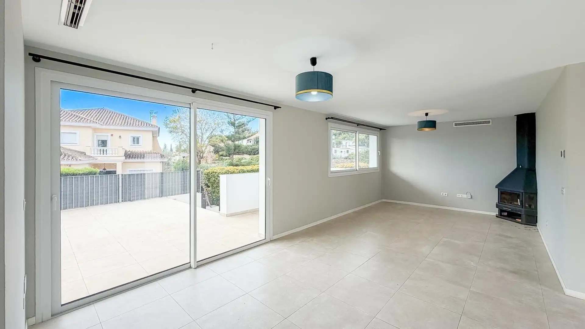 Sala d'estar de Casa o xalet en venda en Benalmádena amb Aire condicionat, Jardí privat i Terrassa