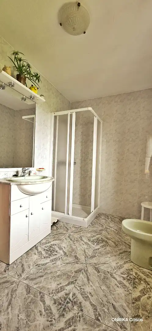 Bany de Casa o xalet en venda en Triacastela amb Calefacció, Jardí privat i Parquet