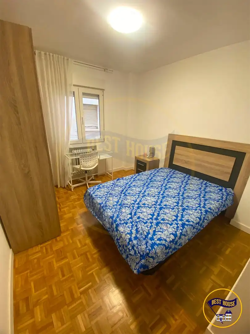 Bedroom of Flat for share in Cuenca  with Air Conditioner, Heating and Parquet flooring