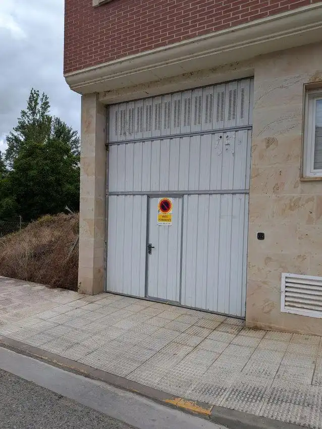 Aparcament de Pis en venda en Medina de Pomar amb Calefacció, Jardí privat i Traster