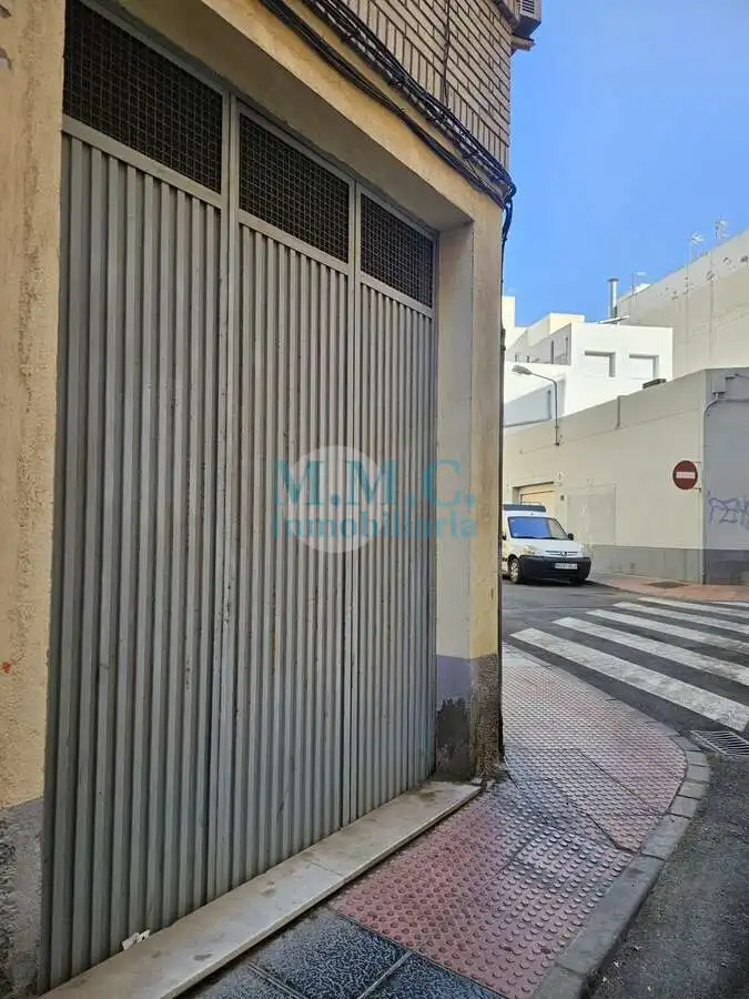 Aparcament de Local en venda en Almería
