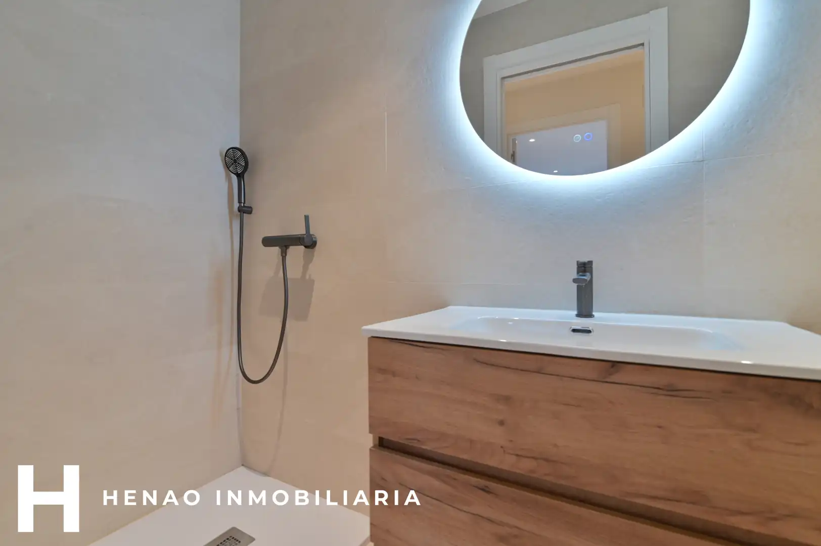 Bany de Pis en venda en Bilbao  amb Calefacció, Parquet i Terrassa