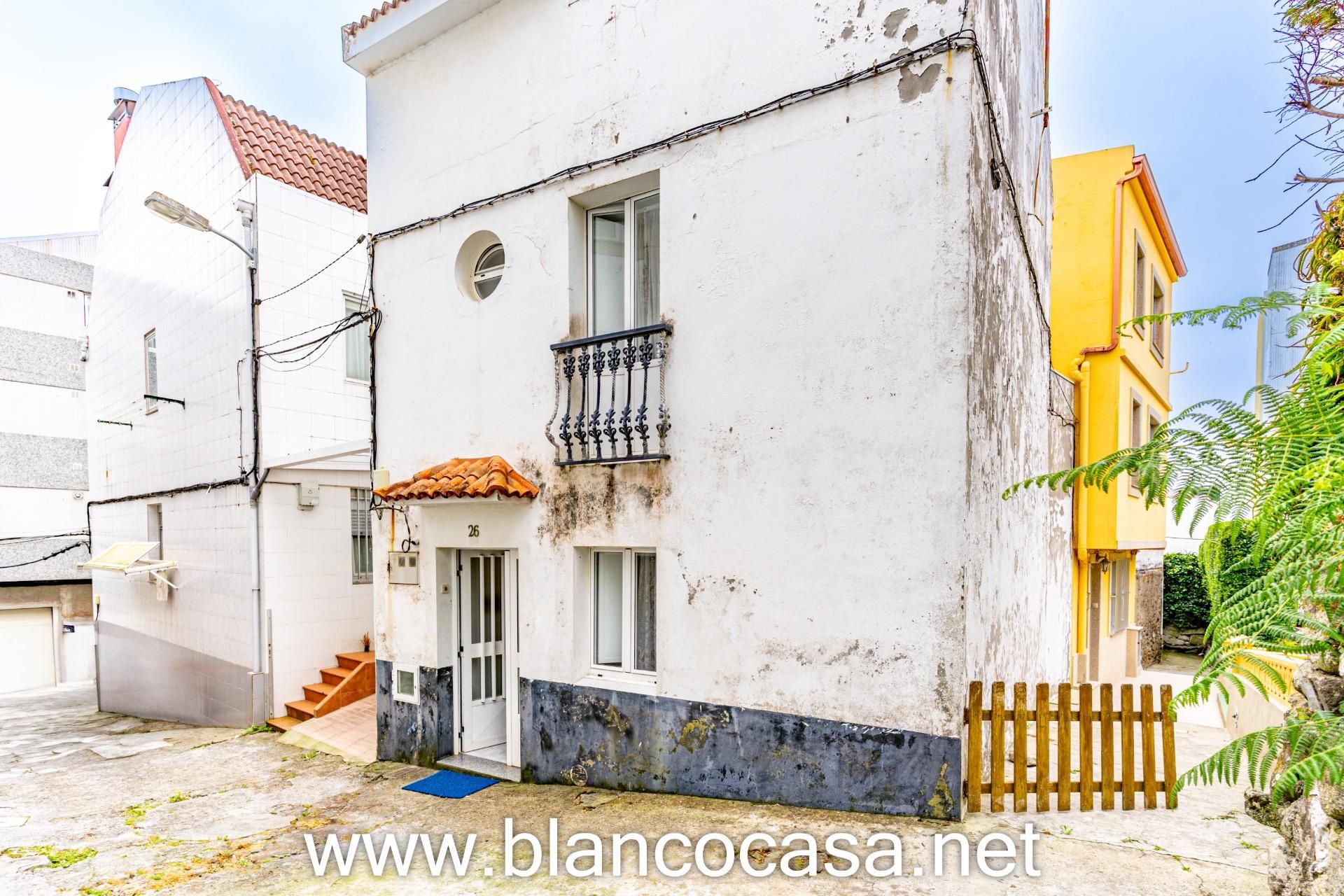 Vista exterior de Casa o xalet en venda en Ponteceso amb Balcó