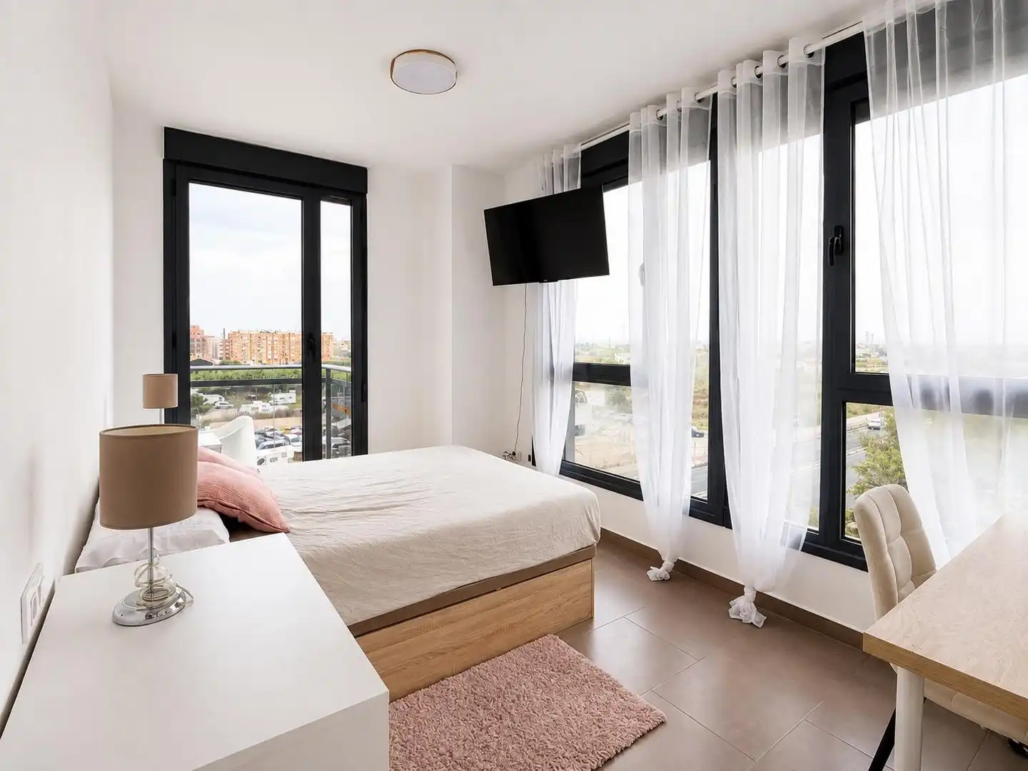 Schlafzimmer von Wohnung zur Miete in Valencia mit Klimaanlage, Heizung und Balkon