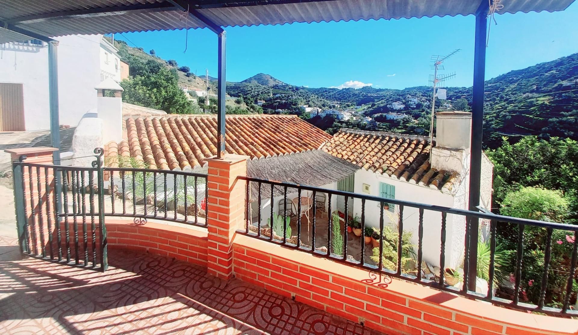 Vista exterior de Casa o xalet en venda en Canillas de Aceituno amb Terrassa, Traster i Balcó