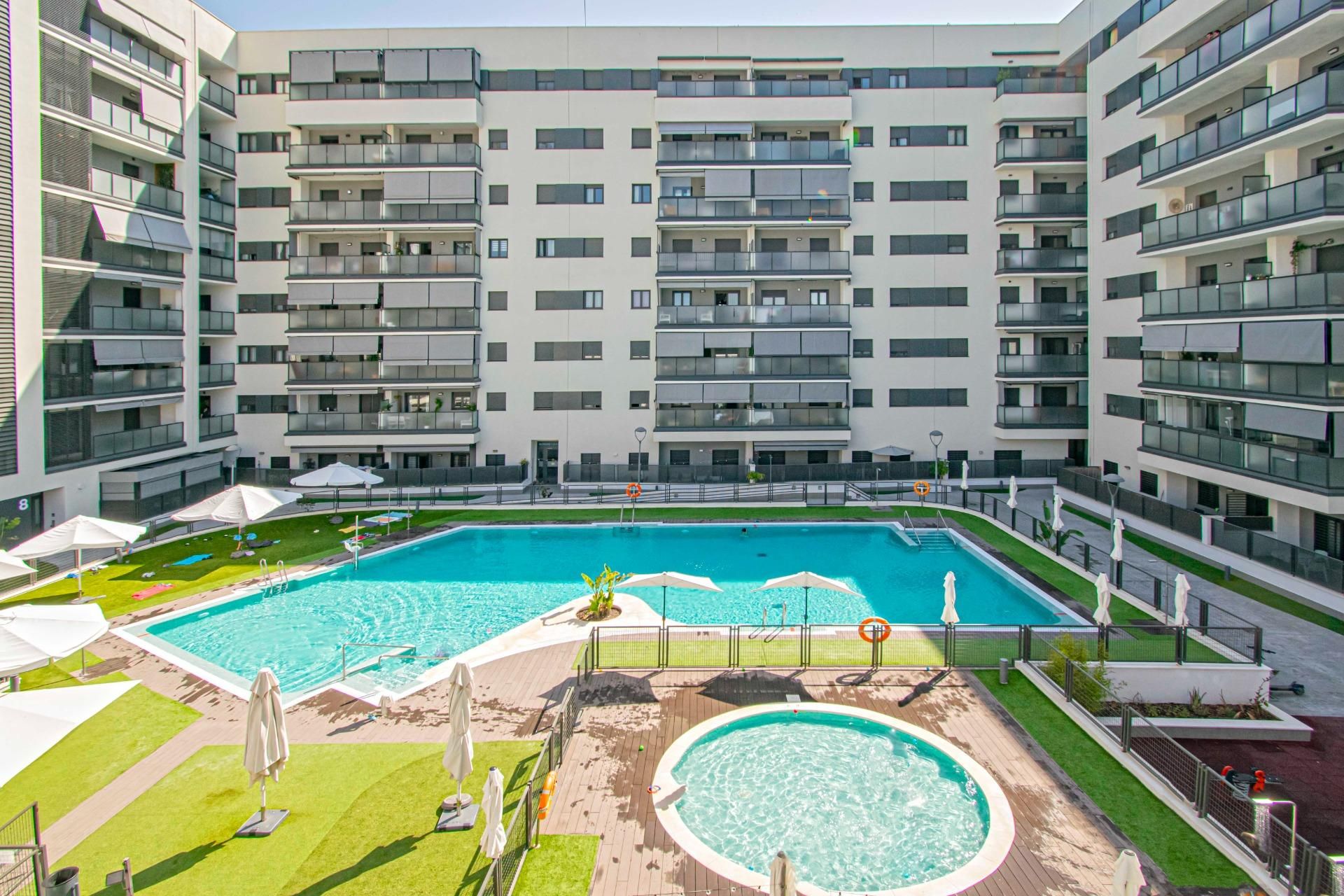 Swimming pool of Attic for sale in  Sevilla Capital  with Air Conditioner, Heating and Private garden