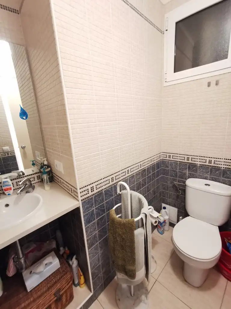 Baño de Piso en venta en L'Escala con Terraza, Trastero y Amueblado