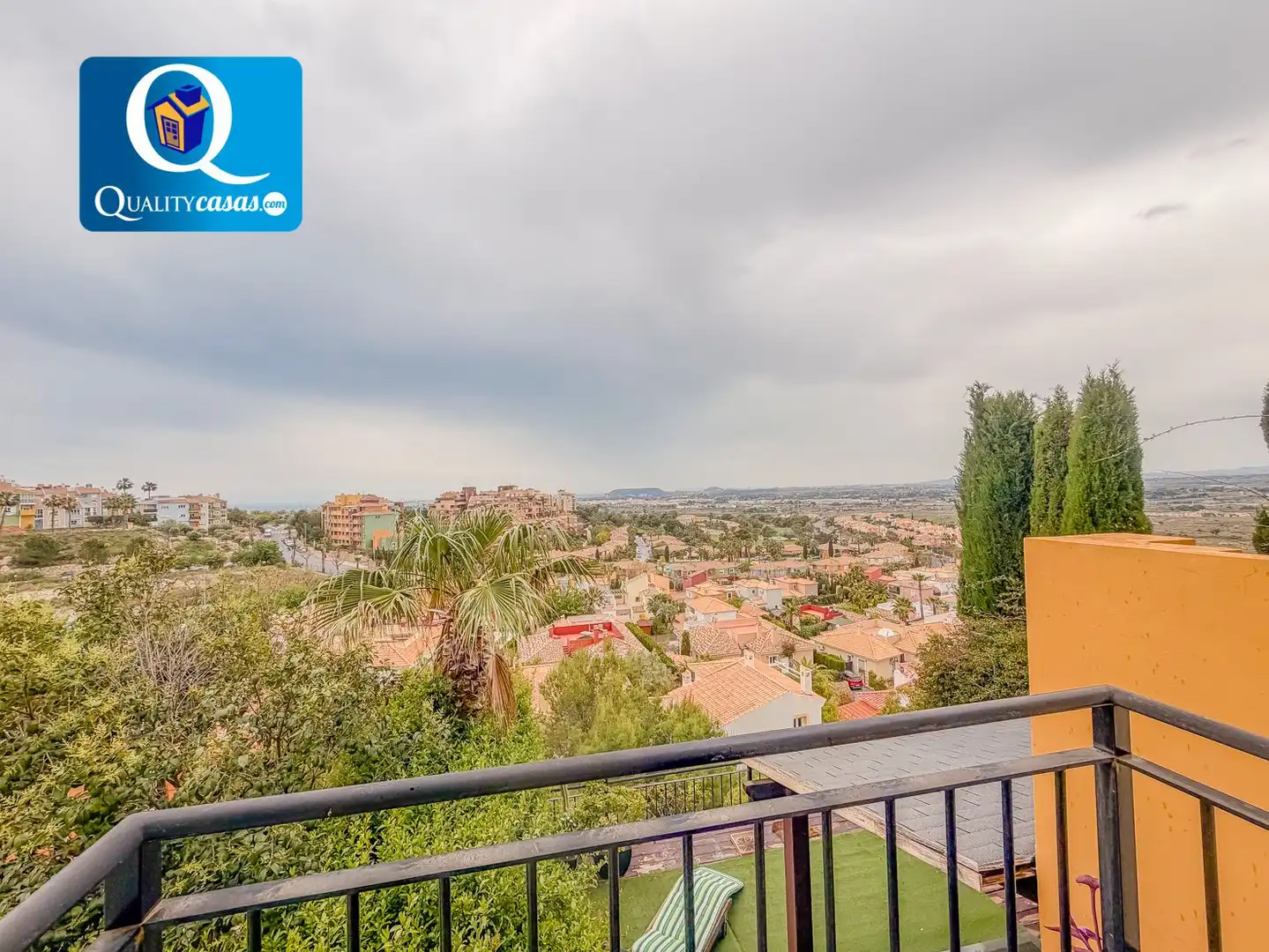Vista exterior de Casa adosada en venta en Mutxamel con Aire acondicionado, Terraza y Piscina comunitaria