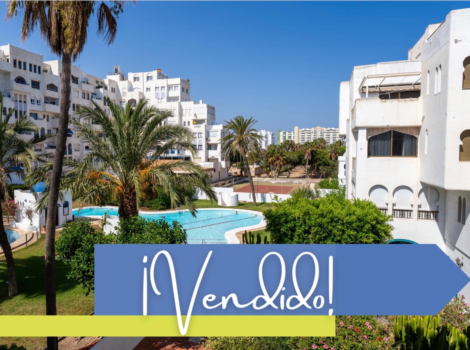 Vista exterior de Àtic en venda en Roquetas de Mar amb Jardí privat, Terrassa i Piscina comunitària