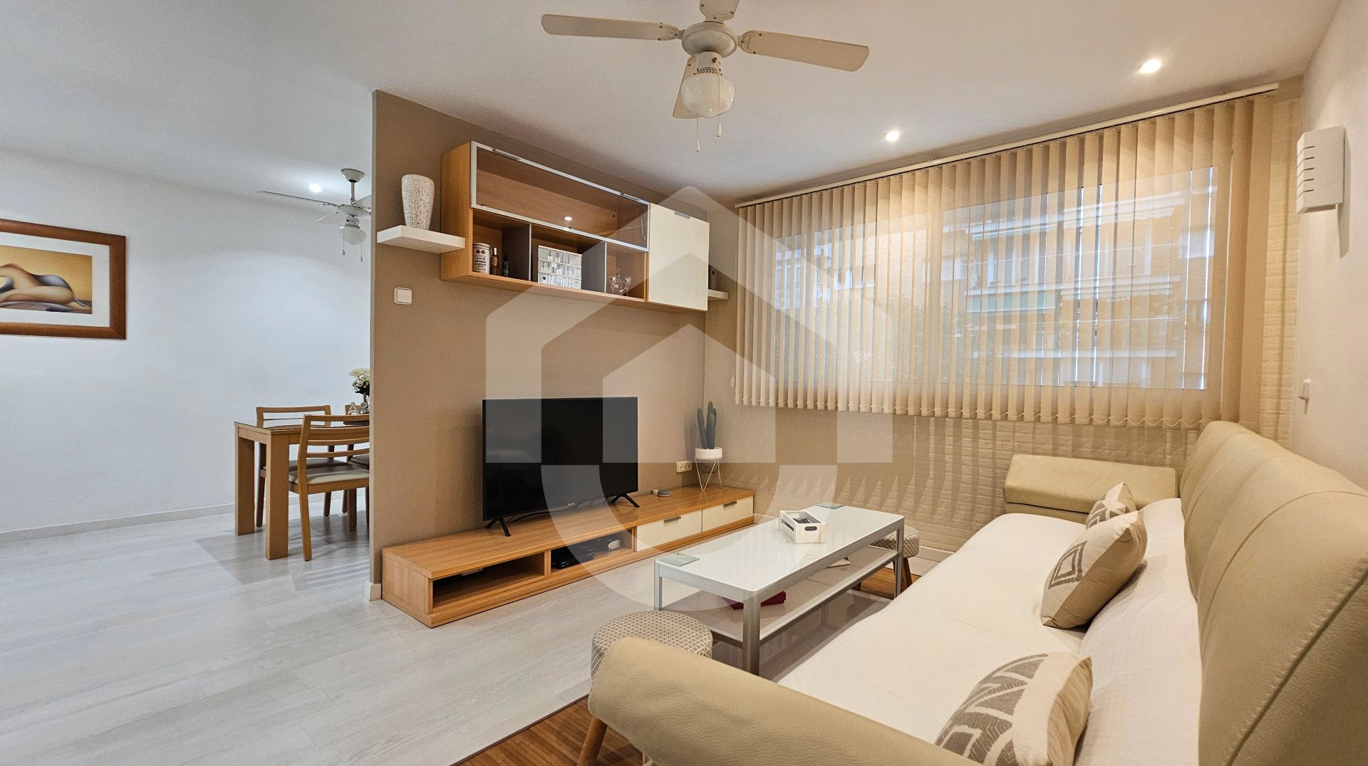 Living room of Flat for sale in  Barcelona Capital  with Heating, Parquet flooring and Furnished