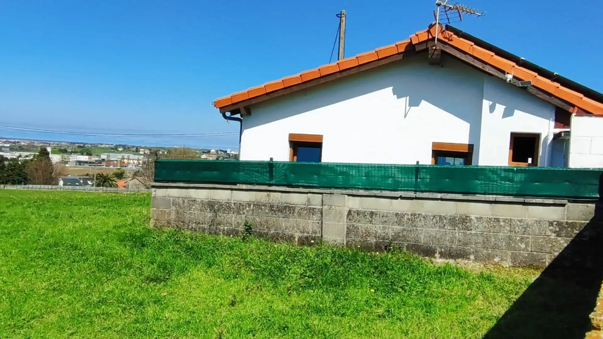 Vista exterior de Casa o xalet en venda en Camargo amb Jardí privat i Terrassa
