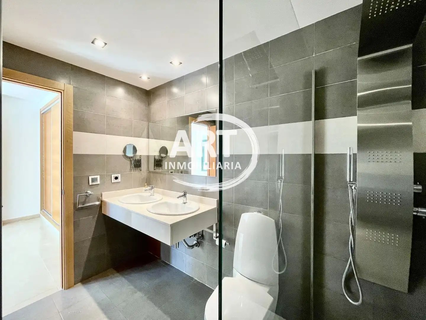 Bathroom of Flat for sale in La Pobla de Vallbona  with Air Conditioner, Heating and Terrace