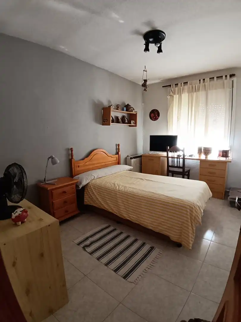 Dormitori de Casa o xalet en venda en Navaluenga amb Jardí privat, Terrassa i Moblat