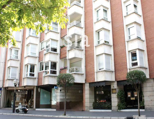 Local comercial en Alquiler en Ramon y cajal en Ensanche
