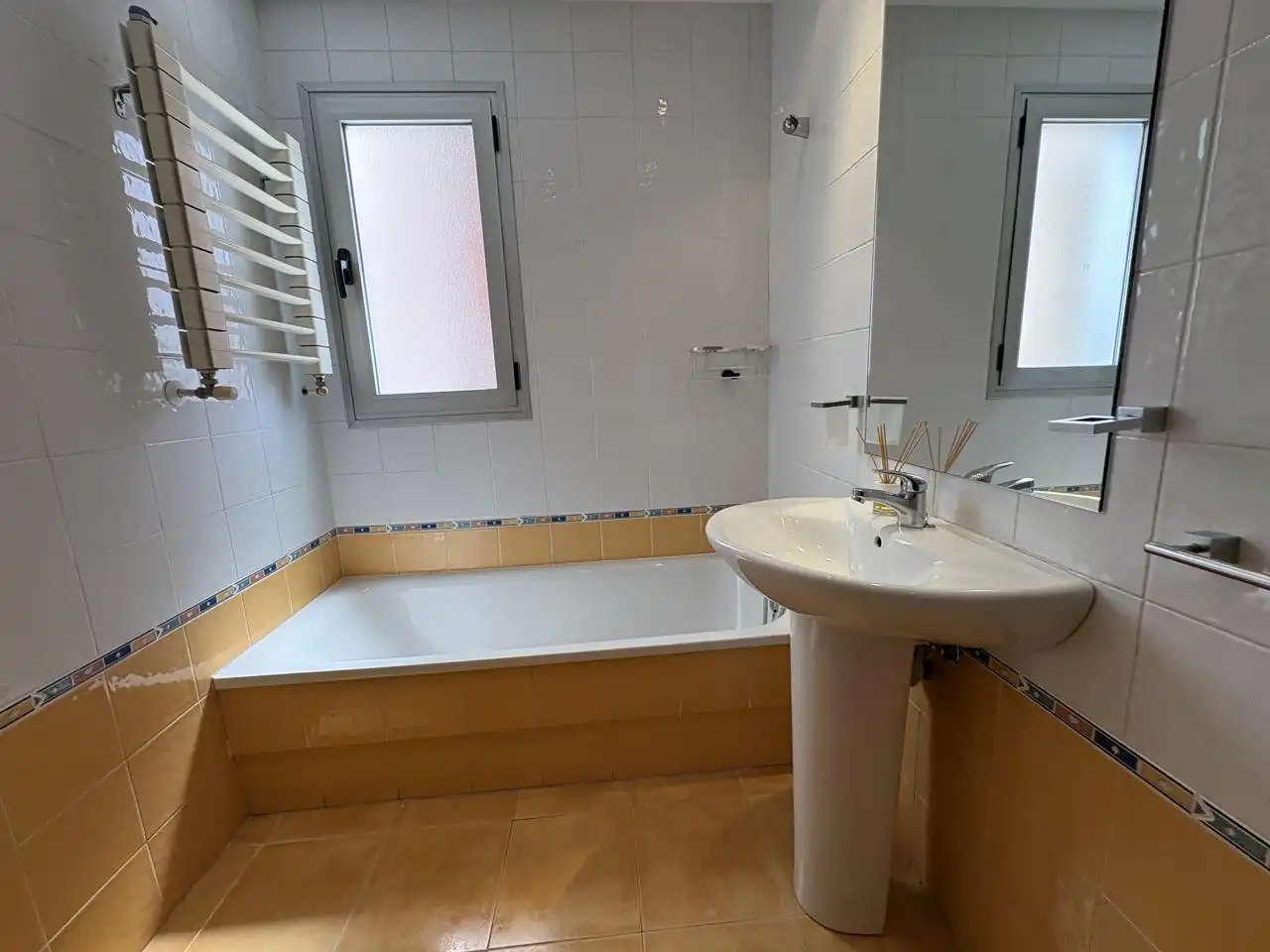 Baño de Piso en venta en Madrid con Calefacción, Terraza y Trastero