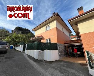 Vista exterior de Casa adosada en venda en Castro-Urdiales amb Calefacció, Jardí privat i Parquet