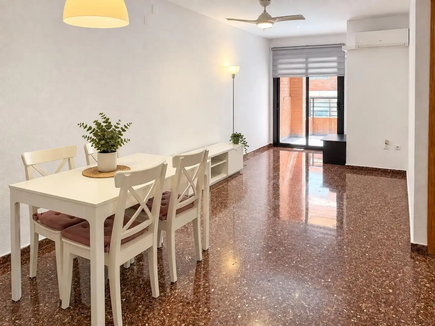 Flat with terrace to rent in Quatre Carreres