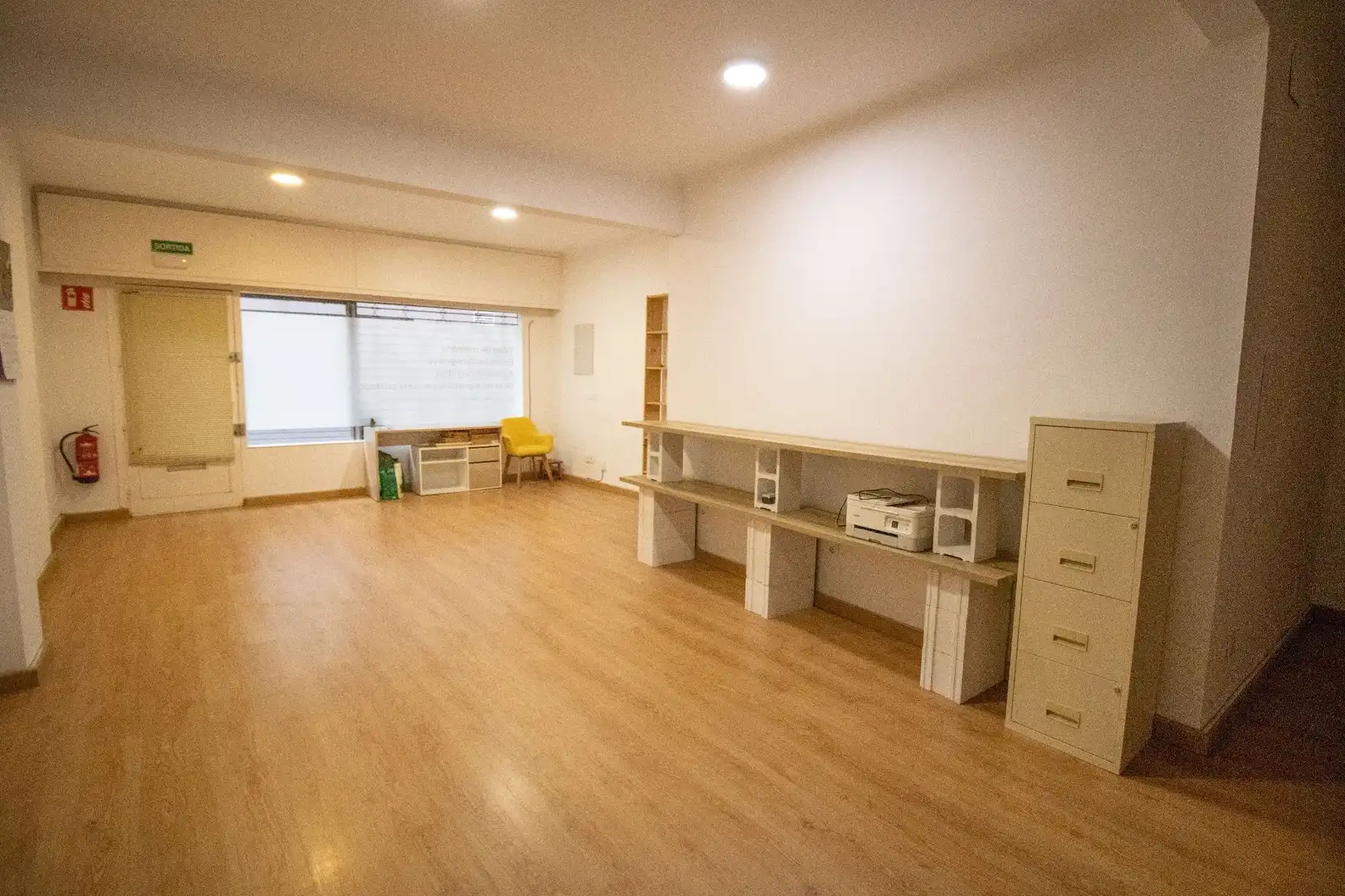Business premises to rent in Pou, imagen 2