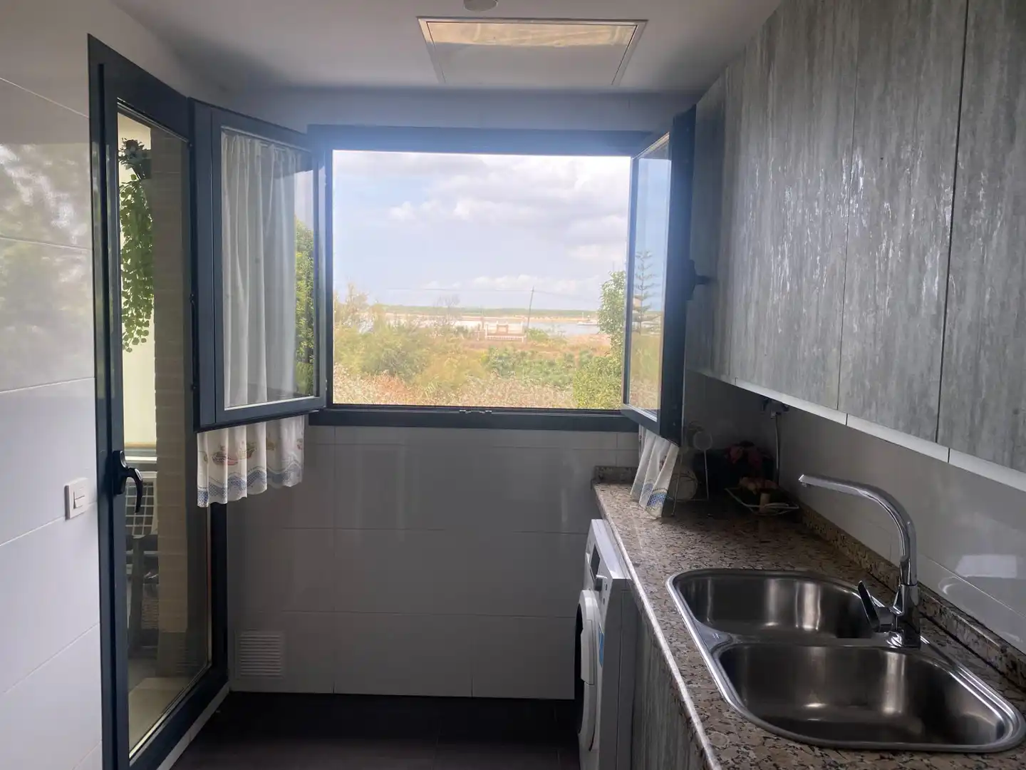 Kitchen of Flat for sale in Sanlúcar de Barrameda  with Air Conditioner, Heating and Private garden