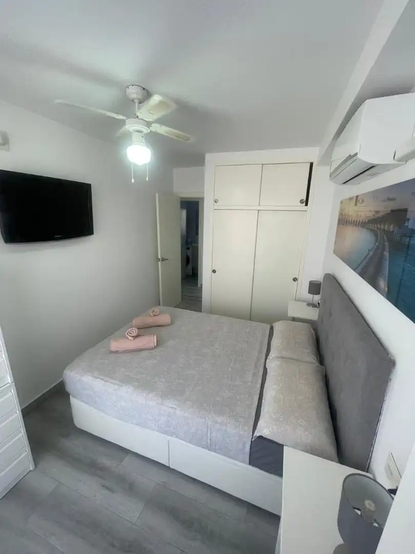Dormitori de Apartament de lloguer en Torrevieja amb Calefacció, Terrassa i Piscina