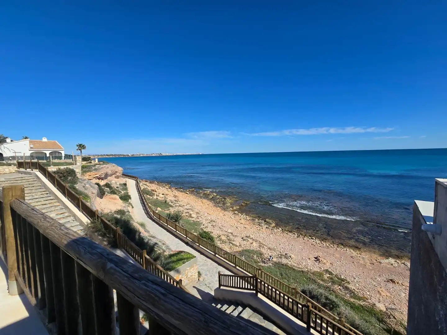 Vista exterior de Casa o xalet en venda en Orihuela amb Aire condicionat, Calefacció i Jardí privat