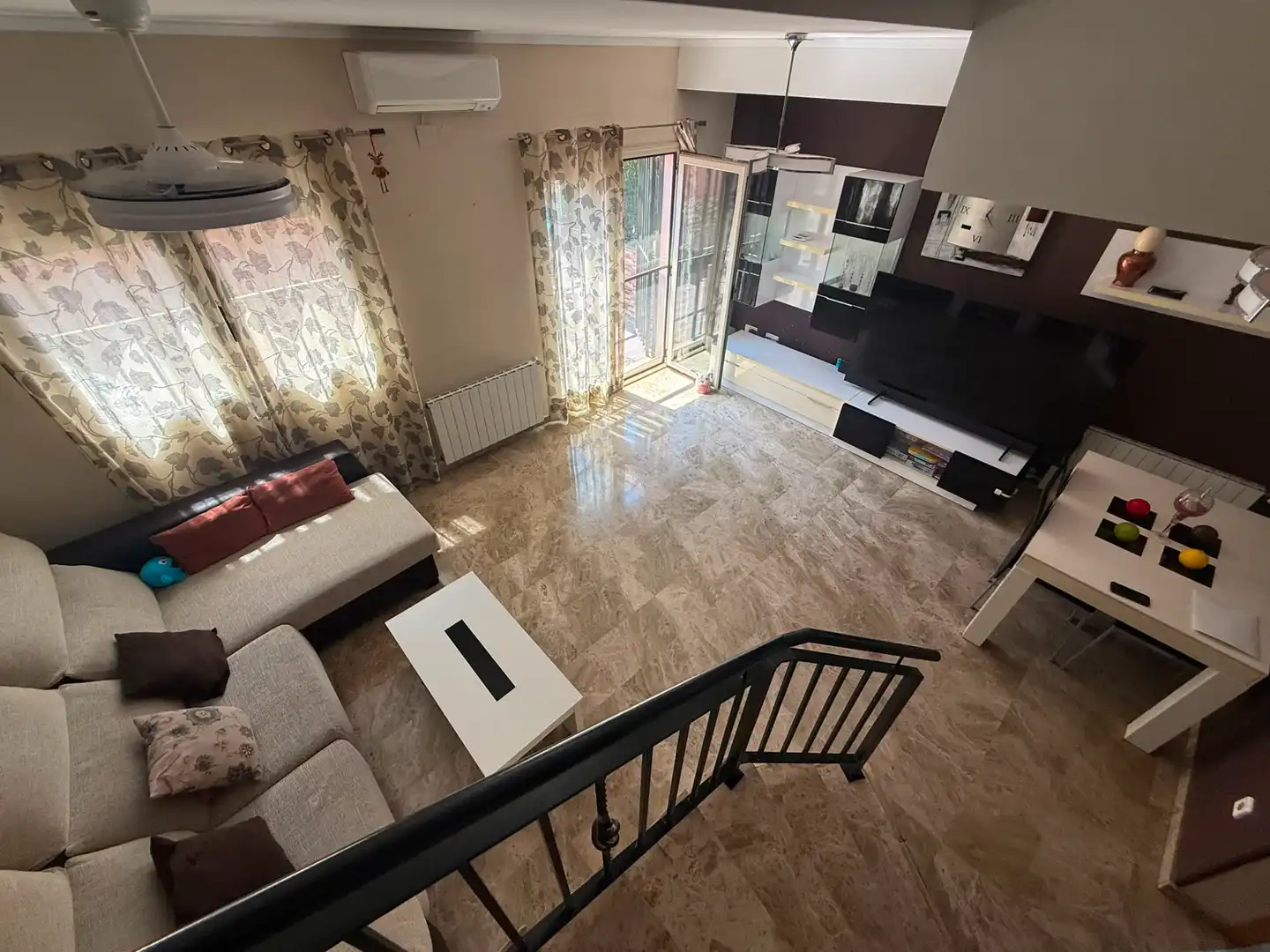 Sala d'estar de Casa adosada en venda en La Pobla de Vallbona amb Aire condicionat, Calefacció i Terrassa