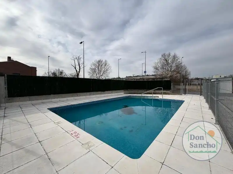 Piscina de Casa adosada en venta en Arroyo de la Encomienda con Calefacción, Terraza y Trastero