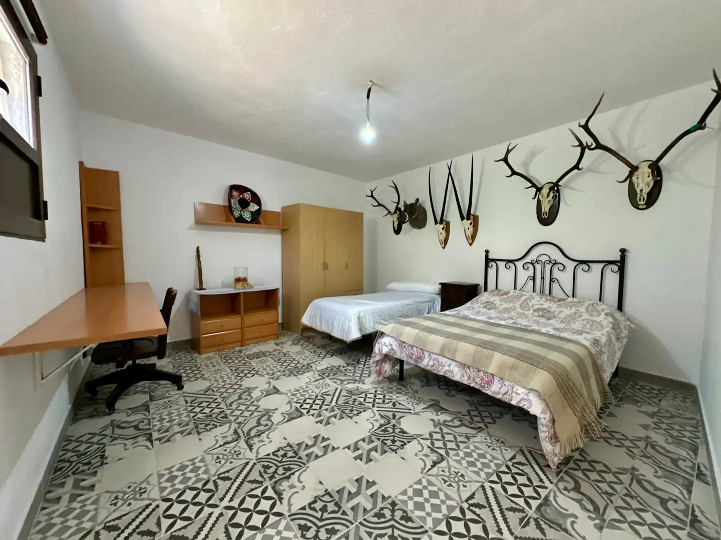 Dormitori de Finca rústica en venda en Sierro amb Aire condicionat, Calefacció i Jardí privat